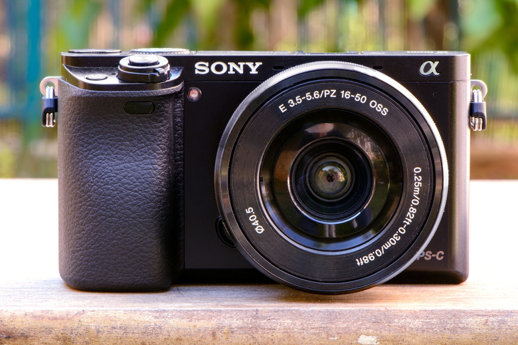 Máy ảnh Sony A6000 và 16-50mm