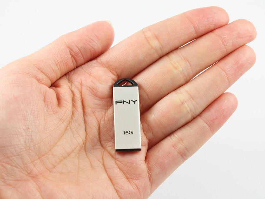 USB PNY Attache M1 thiết kế nhỏ gọn, vỏ ngoài làm từ kim loại
